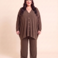 Gilet boutoné grande taille en maille douce porté par une femme ronde