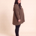Gilet boutoné grande taille en maille douce porté par une femme ronde