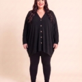 Gilet boutoné grande taille en maille douce porté par une femme ronde