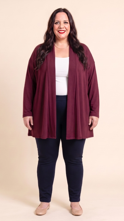 Gilet ouvert grande taille en maille douce port&eacute; par une femme ronde