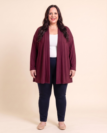 Gilet ouvert grande taille en maille douce porté par une femme ronde