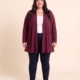 Gilet ouvert grande taille en maille douce porté par une femme ronde