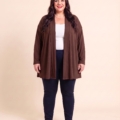 Gilet ouvert grande taille en maille douce porté par une femme ronde