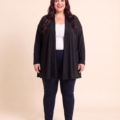 Gilet ouvert grande taille en maille douce porté par une femme ronde