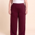 Pantalon large grande taille en maille porté par une femme ronde
