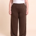 Pantalon large grande taille en maille porté par une femme ronde