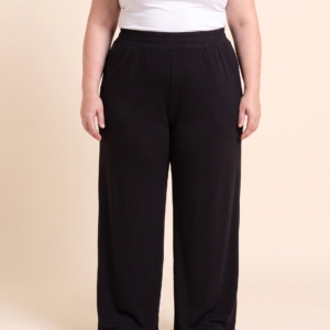 Pantalon large grande taille en maille port&eacute; par une femme ronde