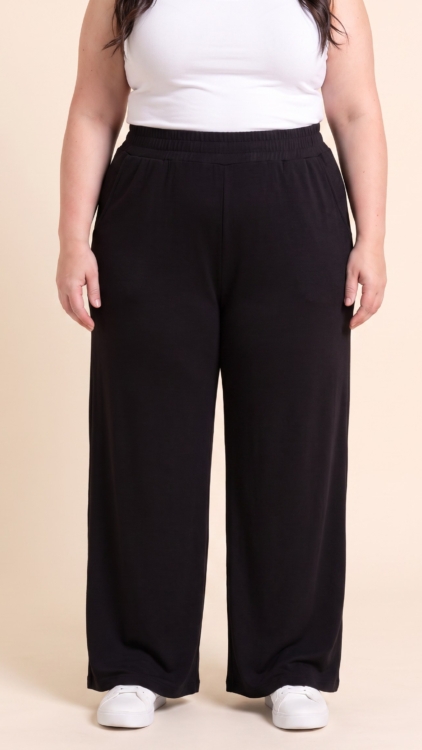Pantalon large grande taille en maille port&eacute; par une femme ronde