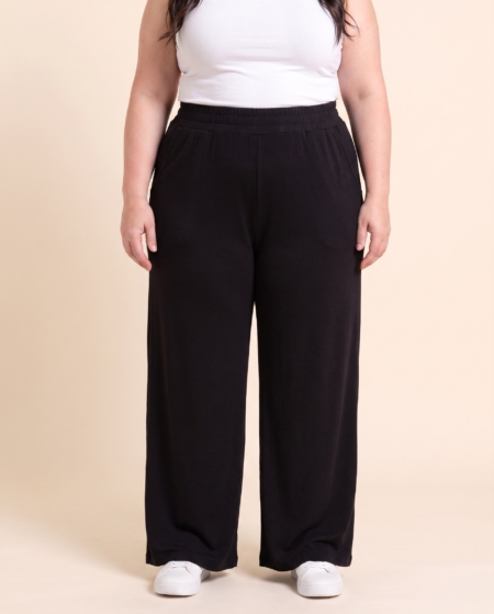 Pantalon large grande taille en maille porté par une femme ronde