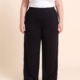Pantalon large grande taille en maille porté par une femme ronde