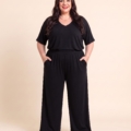 Pantalon large grande taille en maille porté par une femme ronde