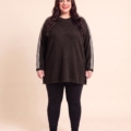 Pull col rond à bandes grande taille porté par une femme ronde
