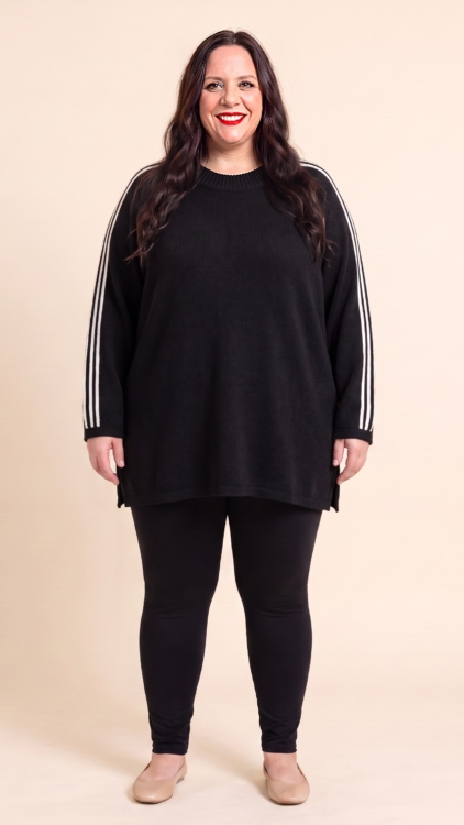 Pull col rond &agrave; bandes grande taille port&eacute; par une femme ronde