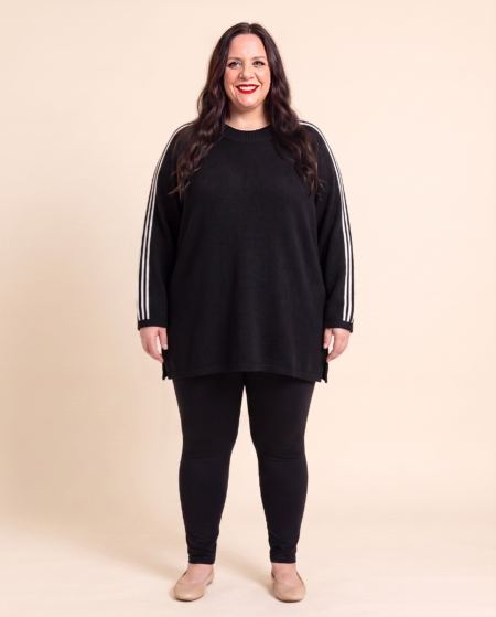 Pull col rond à bandes grande taille porté par une femme ronde