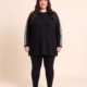 Pull col rond à bandes grande taille porté par une femme ronde
