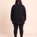 Pull col rond à bandes grande taille porté par une femme ronde