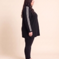 Pull col rond à bandes grande taille porté par une femme ronde