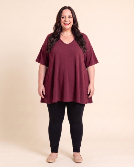 Pull manches courtes grande taille en maille douce porté par une femme ronde