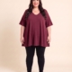 Pull manches courtes grande taille en maille douce porté par une femme ronde