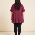 Pull manches courtes grande taille en maille douce porté par une femme ronde