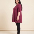 Pull manches courtes grande taille en maille douce porté par une femme ronde