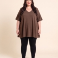 Pull manches courtes grande taille en maille douce porté par une femme ronde