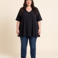 Pull manches courtes grande taille en maille douce porté par une femme ronde
