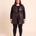 Veste simili sans manches grande taille portée par une femme ronde