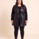 Veste simili sans manches grande taille portée par une femme ronde