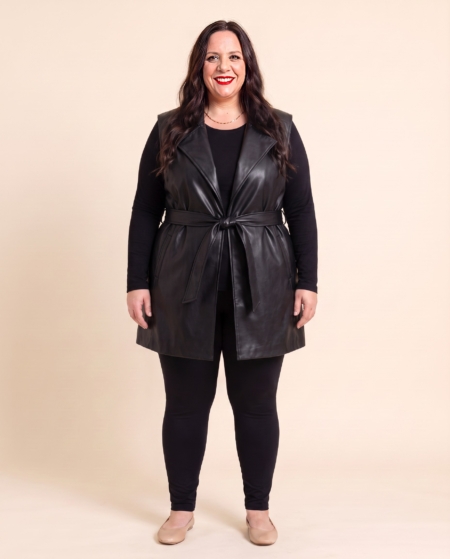 Veste simili sans manches grande taille portée par une femme ronde