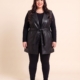 Veste simili sans manches grande taille portée par une femme ronde