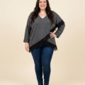 Pull effet croisé dentelle grande taille coloris gris, porté sur un jean