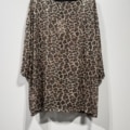 Haut grande taille a sequins imprime leopard avec numero 08, col cotele noir et blanc, porte par une mannequin ronde