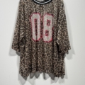 Haut grande taille a sequins imprime leopard avec numero 08, col cotele noir et blanc, porte par une mannequin ronde