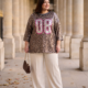 Haut grande taille a sequins imprime leopard avec numero 08, col cotele noir et blanc, porte par une mannequin ronde
