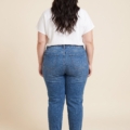 Jean strass grande taille bleu, vue de dos, femme ronde taille 54, coupe mom - Fashion Curvy Shop