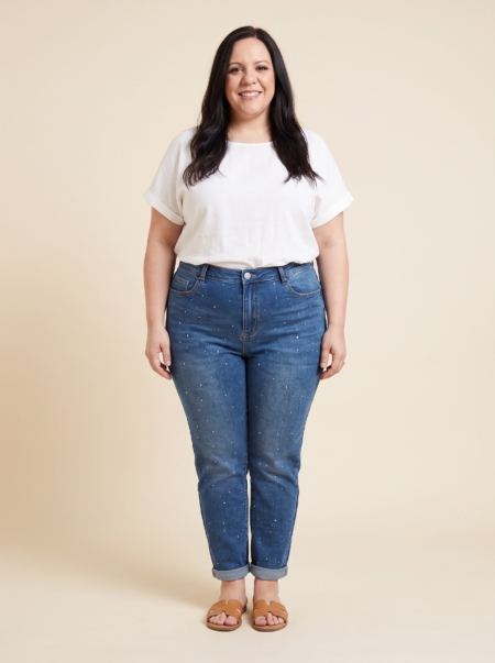 Jean strass grande taille bleu porté par une femme ronde taille 54, coupe mom taille haute, vue de face - Fashion Curvy Shop