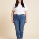 Jean strass grande taille bleu porté par une femme ronde taille 54, coupe mom taille haute, vue de face - Fashion Curvy Shop