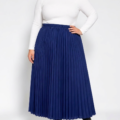 Jupe longue plissée grande taille bleu roi à taille haute élastiquée, portée par une femme ronde