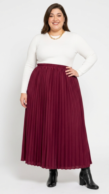 Jupe longue plissée grande taille bordeaux à taille haute élastiquée, portée par une femme ronde