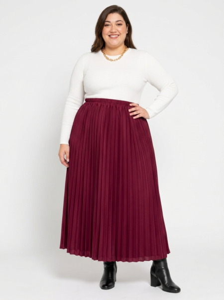 Jupe longue plissée grande taille bordeaux à taille haute élastiquée, portée par une femme ronde