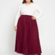 Jupe longue plissée grande taille bordeaux à taille haute élastiquée, portée par une femme ronde