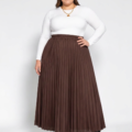 Jupe longue plissée grande taille marron chocolat à taille haute élastiquée, portée par une femme ronde