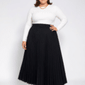 Jupe longue plissée grande taille noire à taille haute élastiquée, portée par une femme ronde