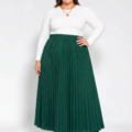 Jupe longue plissée grande taille vert sapin à taille haute élastiquée, portée par une femme ronde