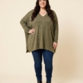 Pull col V oversize en maille douce, grande taille, porté avec un jean