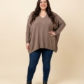 Pull col V oversize en maille douce, grande taille, porté avec un jean