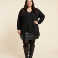 Pull effet croisé dentelle grande taille coloris noir, porté avec une jupe simili cuir et des bottes