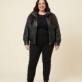 Veste en simili cuir noir à col montant, grande taille, portée ouverte par une femme taille 54