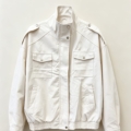 Veste en simili cuir blanc cassé à col montant, poches poitrine à rabat et bas élastiqué